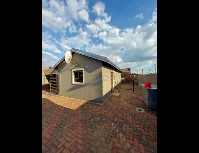 3 BEDROOM HOUSE FOR SALE IN PROTEA GLEN
